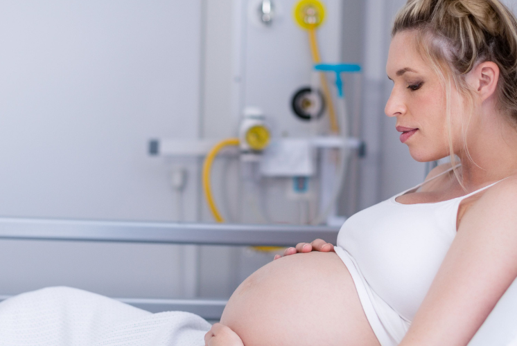 kvinna som lider av torr hud under graviditeten